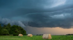 SHMÚ zvýšil výstrahu pred búrkami na druhý stupeň, najsilnejšie budú na východe