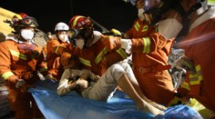 V Číne sa zrútil hotel na karanténu. V troskách našli 20 tiel