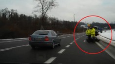Video od nahnevaného diváka. Policajti odstavovali v odbočovacom pruhu