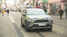 Nôž do neho zabodol osemkrát. Pezinkom otriasol brutálny pokus o vraždu