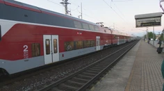 Vlaky medzi Bratislavou a Trnavou stáli. Vo vlaku museli zasahovať záchranári