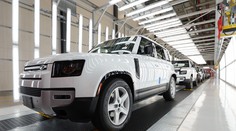 Modely Land Rover Defender a Discovery už budú vyrábať v dvoch zmenách