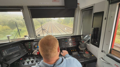Množstvo predpisov a obrovská zodpovednosť. Pozreli sme sa na to, ako vyzerá práca rušňovodiča