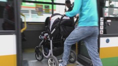 Mladú mamičku s dieťaťom v kočíku vodič odmietol pustiť do autobusu. Dôvod je prekvapivý