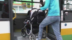 Mladú mamičku s dieťaťom v kočíku vodič odmietol pustiť do autobusu. Dôvod je prekvapivý