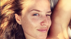 Hriešne sexy slovenská modelka: Nahá v krkolomnej póze