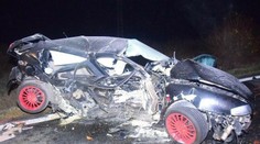 Alfa Romeo s dvomi mladými ľuďmi dostala pri predbiehaní za Krupinou šmyk. Posádka auta zahynula