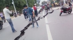 Nepál: Cesta praskala doslova pred očami šokovaných vodičov