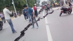 Nepál: Cesta praskala doslova pred očami šokovaných vodičov