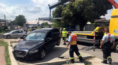 Kuriózna nehoda v Malackách: Auto na parkovisku sa prepadlo do jamy