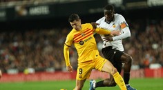 Barcelona sa vytrápila vo Valencii, opäť nedokázala zvíťaziť. Tréner Sevilly balil kufre hneď po zápase