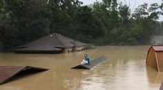 Zobudila sa na to, ako jej do izby tečie voda. Tínedžerka skončila na streche domu so svojím psom