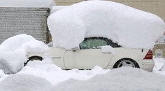Severné Japonsko zasypal sneh, zomreli traja ľudia a uviazli stovky áut