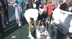 Nadal zdolal v exhibícii Djokoviča, Srb sa prezliekol za zdravotnú sestru