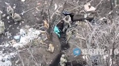 Ukrajinci ukázali video z „čistenia“ zákopov, Rusov museli vydymiť granátmi