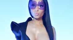 Nicki Minaj rezignovala na zahaľovanie. Na akciu prišla s prsníkom vonku