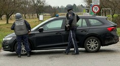 Obrovské policajné manévre na hraniciach so Slovenskom. Nasadili vrtuľník, terčom majú byť lupiči