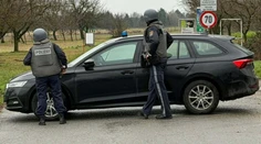 Obrovské policajné manévre na hraniciach so Slovenskom. Nasadili vrtuľník, terčom majú byť lupiči
