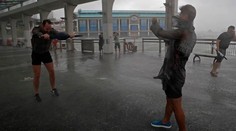 Tajfún Hato ukazuje svoju obrovskú silu