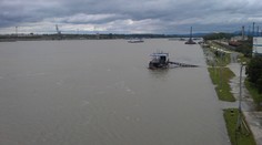 Na Dunaji pri obci Klížska Nemá uviazli na plytčiine dve lode