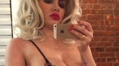 “Kráľovná holotrtov“. Pseudomodelka vyhodila naolejovaný blinker