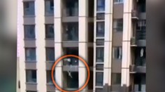 VIDEO: Trojročný chlapec takmer prišiel o život po páde z balkóna. Zachránili ho okoloidúci