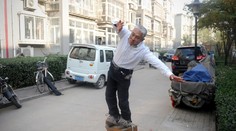 Robotník nosí 400-kilové topánky a zbavil sa bolestí chrbta (video)