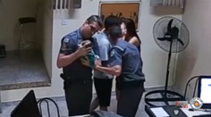 Policajti zachránili dusiace sa bábätko. Všetko zachytila kamera