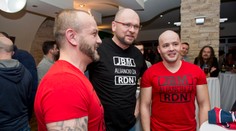 Odporcovia referenda oslavujú, Sulík šokoval vulgárnym tričkom