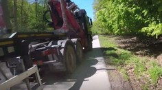 VIDEO: Cyklista zažil pri Lozorne nočnú moru. Nad šialeným manévrom kamionistu zostáva rozum stáť