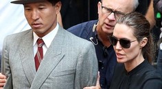 Sexy režisérka! Angelina Jolie na pľaci s holým zadkom