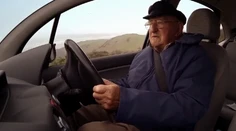 Do akého veku by sme mali šoférovať? Počet prípadov, keď dôchodcovia spôsobili nehody, stúpa