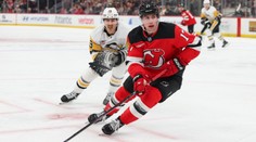 VIDEO: Nešlo ho dostať z ľadu, Nemec žiaril proti Crosbymu a spol. Devils zaknihovali cenný triumf