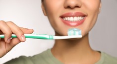 Čím silnejšie, tým belšie? Zubár vysvetlil, prečo pri umývaní zubov nemáme kefkou tlačiť