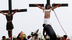 Na Filipínach sa nechali na Veľký piatok symbolicky ukrižovať traja kresťania