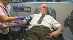 Muž darovaním krvi zachránil takmer dva a pol milióna detí