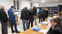 Vo volebných miestnostiach, najmä vo veľkých mestách, ľudia čakali v radoch desiatky minút