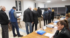 Vo volebných miestnostiach, najmä vo veľkých mestách, ľudia čakali v radoch desiatky minút