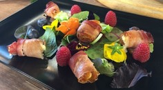 Sušené marhule plnené bryndzou, pečené v slaninke  na listovom šaláte