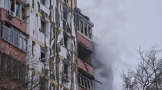 Ukrajina tvrdí, že nočné bombardovanie odpojilo od tepla státisíce ľudí. V čase, keď sa vedú mierové rokovania