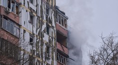 Ukrajina tvrdí, že nočné bombardovanie odpojilo od tepla státisíce ľudí. V čase, keď sa vedú mierové rokovania