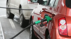 Motoristi sa môžu tešiť. Ceny benzínu a nafty konečne klesli