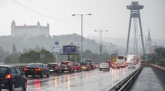 Lejak a blesky. Na väčšine Slovenska platia výstrahy pred búrkami