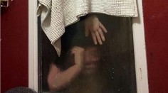 Žena na prvom rande upchala toaletu. Exkrement chcela vyhodiť, zasekla sa v okne