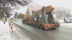 Demolačný stroj, ktorý búral v Prešove panelák po výbuchu, dnes prevážali do Čiech