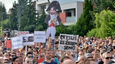 Opozícia pokračuje v protestoch. Ľudí láka na Nedvěda