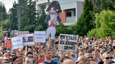 Opozícia pokračuje v protestoch. Ľudí láka na Nedvěda