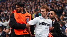 VIDEO: Hralo sa minútu a už bolo prerušené. Fanúšikovia vo finále Ligy majstrov naháňali hráčov