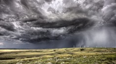 Búrky a silný vietor strašia naďalej. Poplach pred prívalovou povodňou