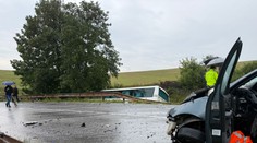 Tragická zrážka autobusu s autom na východe Slovenska. O život prišiel mladý muž